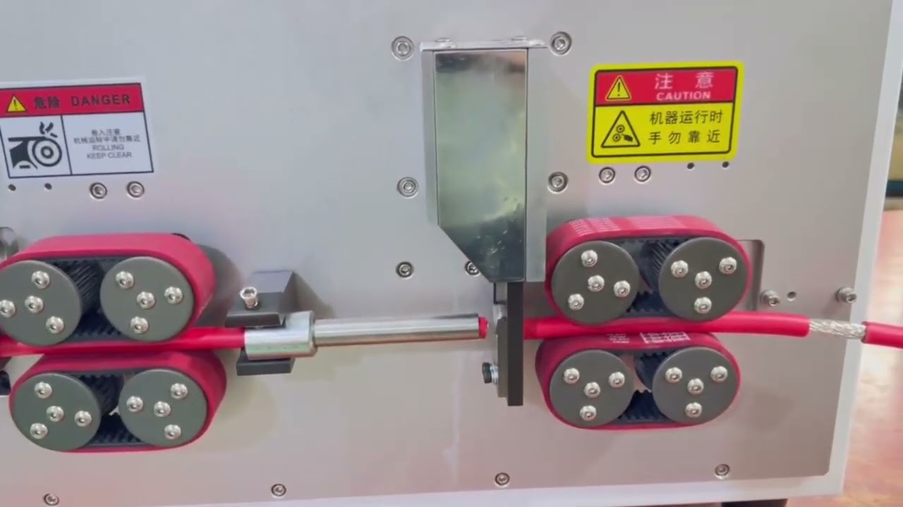 Teljesen automata huzalcsupaszító gép valós vágási munkával – akár 35 mm²-es vezetékig