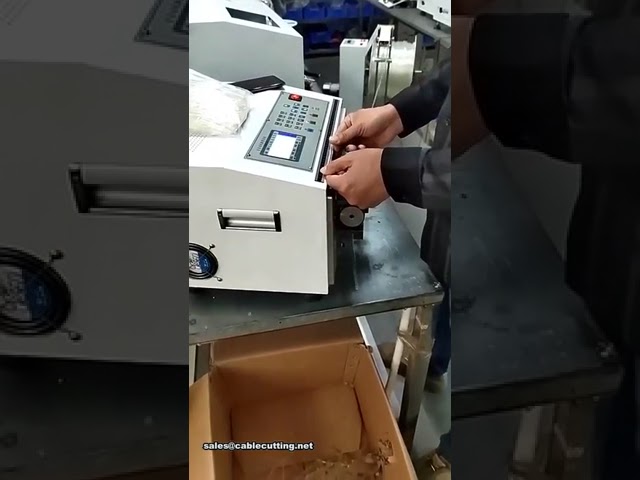 Automatikus kábelcsupaszító gép szállítószalagos vágóval és elektronikus burkolófejjel