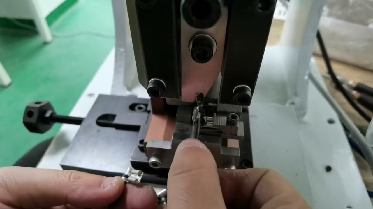 2T terminál présgép zászlóformával – bemutató videó a pontos beállításhoz