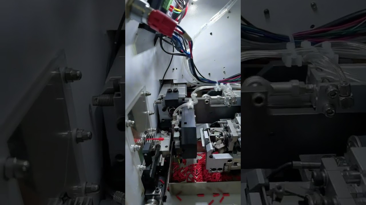 Csővég záróprés gép működés közben – valós felvétel, 4 mm²-es vezetékekhez