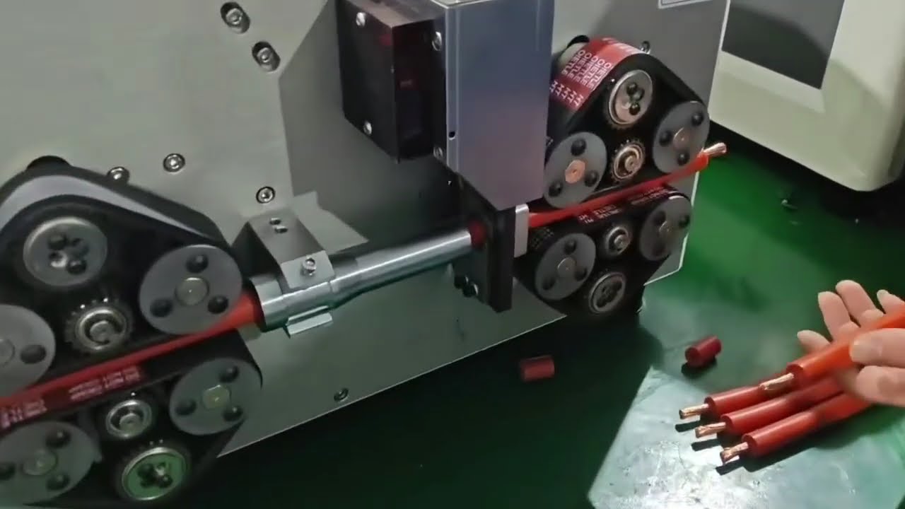 106-os Teljesen Automata Nagy Négyzetes Vezeték Meztelenítő – 70 mm² Egymagos Vágás és Meztelenítés