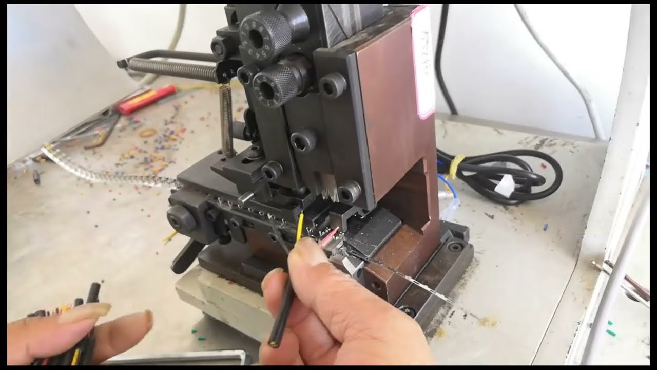 15 Tonnás Elektromos Szuper Csendes Automata Terminál Krimpelő Gép Vízszintes Adagolással