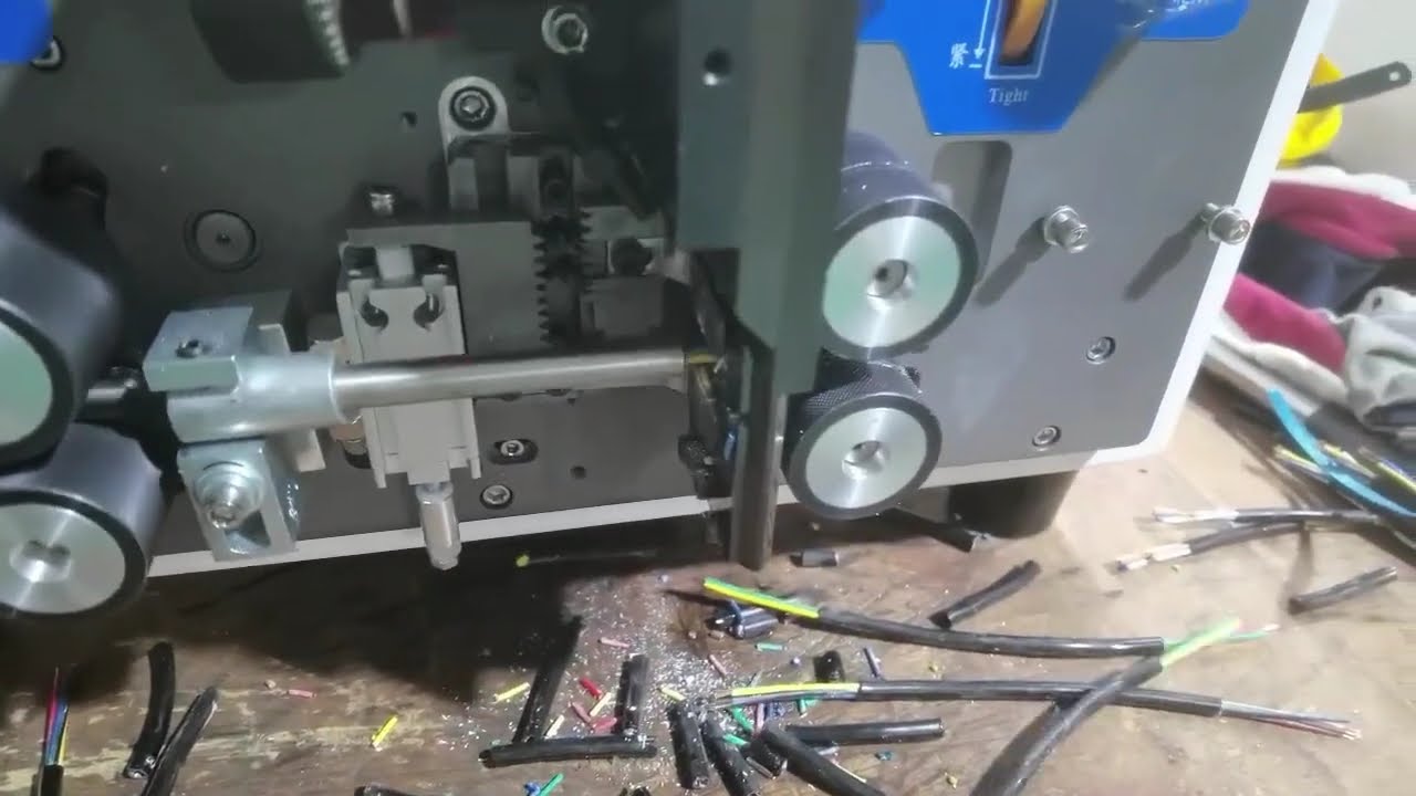 Teljesen automatikus belső és külső köpenyeltávolító gép