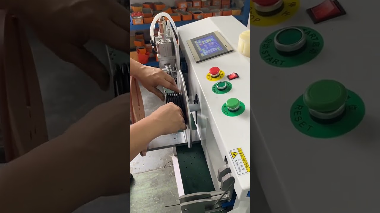 Nagy tekercsek automatikus mérőszámláló, keresztvezetéses tekercselő, vágó és kötözőgépe