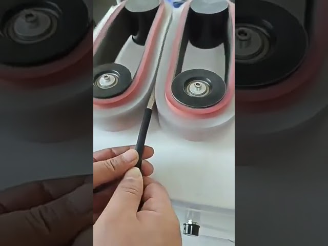 Fémburkolatú kábel kefélő és szétválasztó automata gép – sínvezérelt nylon-réz drótkefékkel