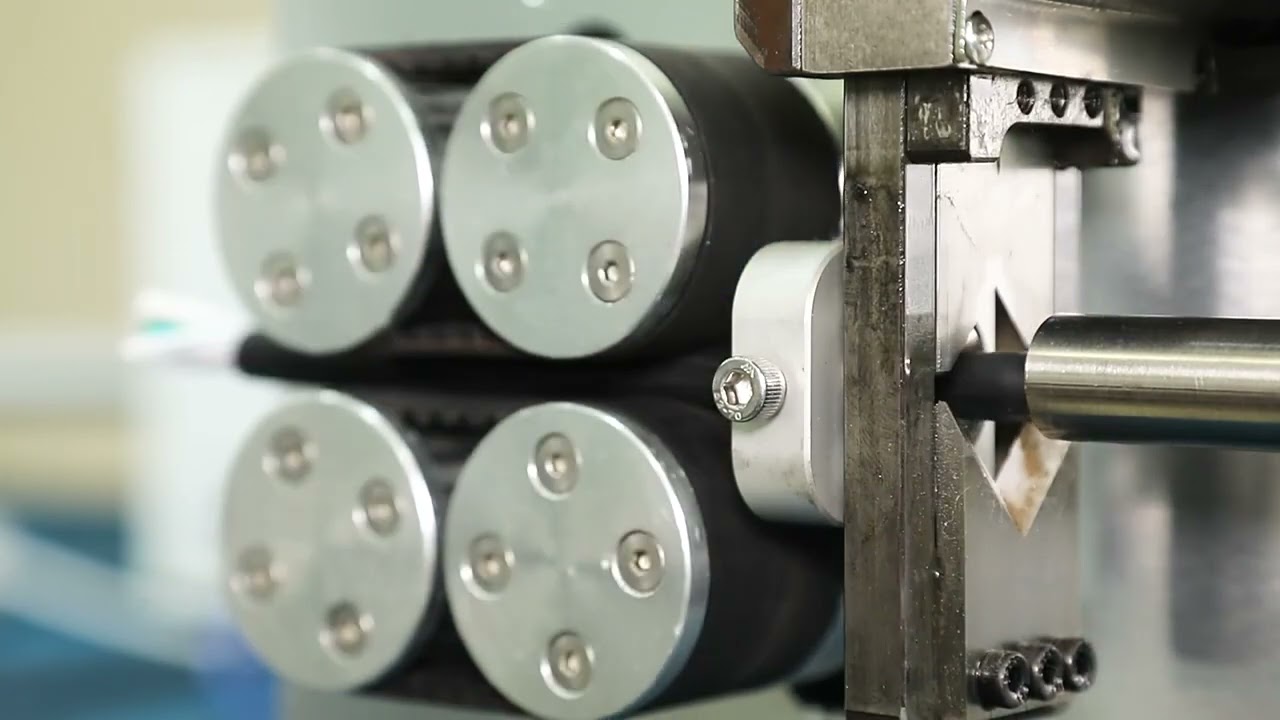 Automatikus lapos PVC-köpenyes kábel vágó, csupaszító és sodró gép AWG7-AWG28-hoz