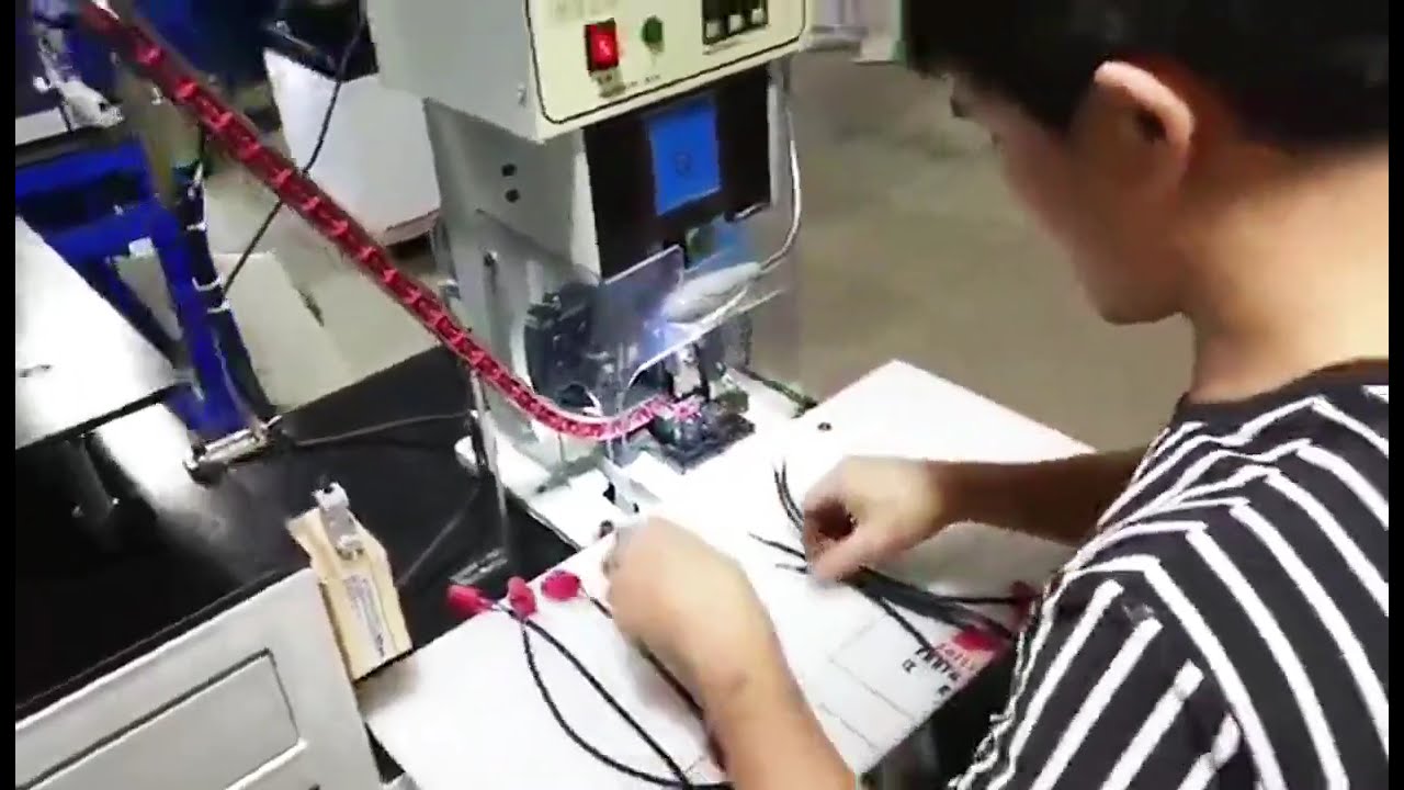 Rezgőkorongos automata krimpelő gép laza kapcsokhoz - hatékony gyártás