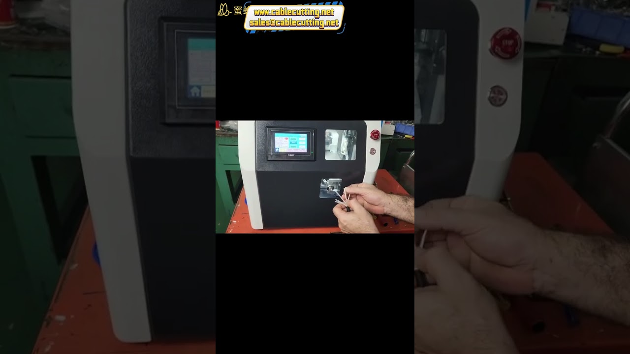 3 terminálos adagolóval ellátott automatikus huzalvágó, csupaszító, csavaró és krimpelő gép