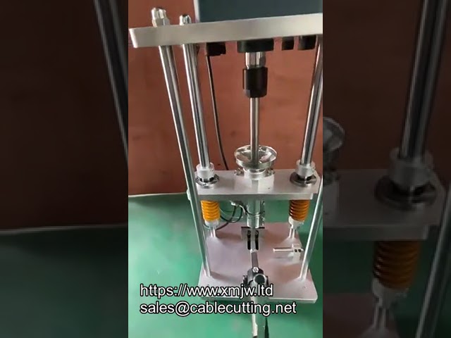 Mini Vertical Plastic Injection Molding Machine For Making Charger Power Cable