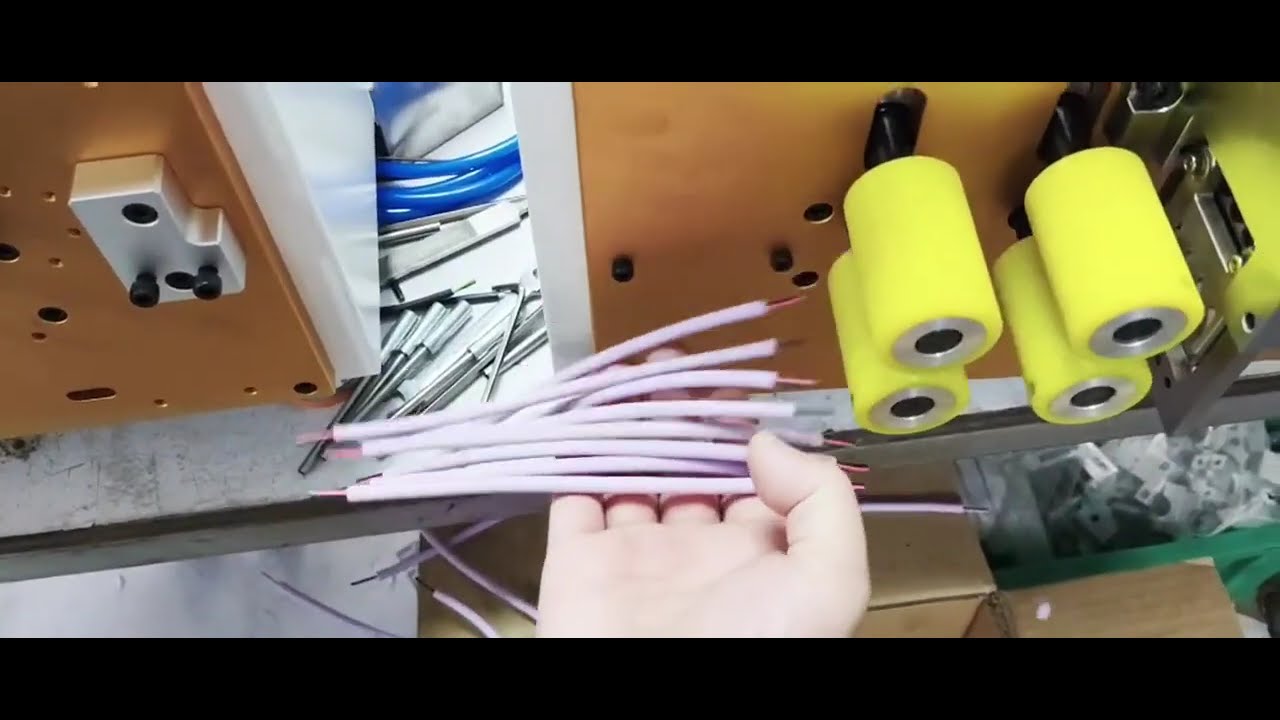 8 kerekes, 4 vezetékes automata huzalhámozó gép – egy bemenet, négy kimenet egyidejű megmunkálása